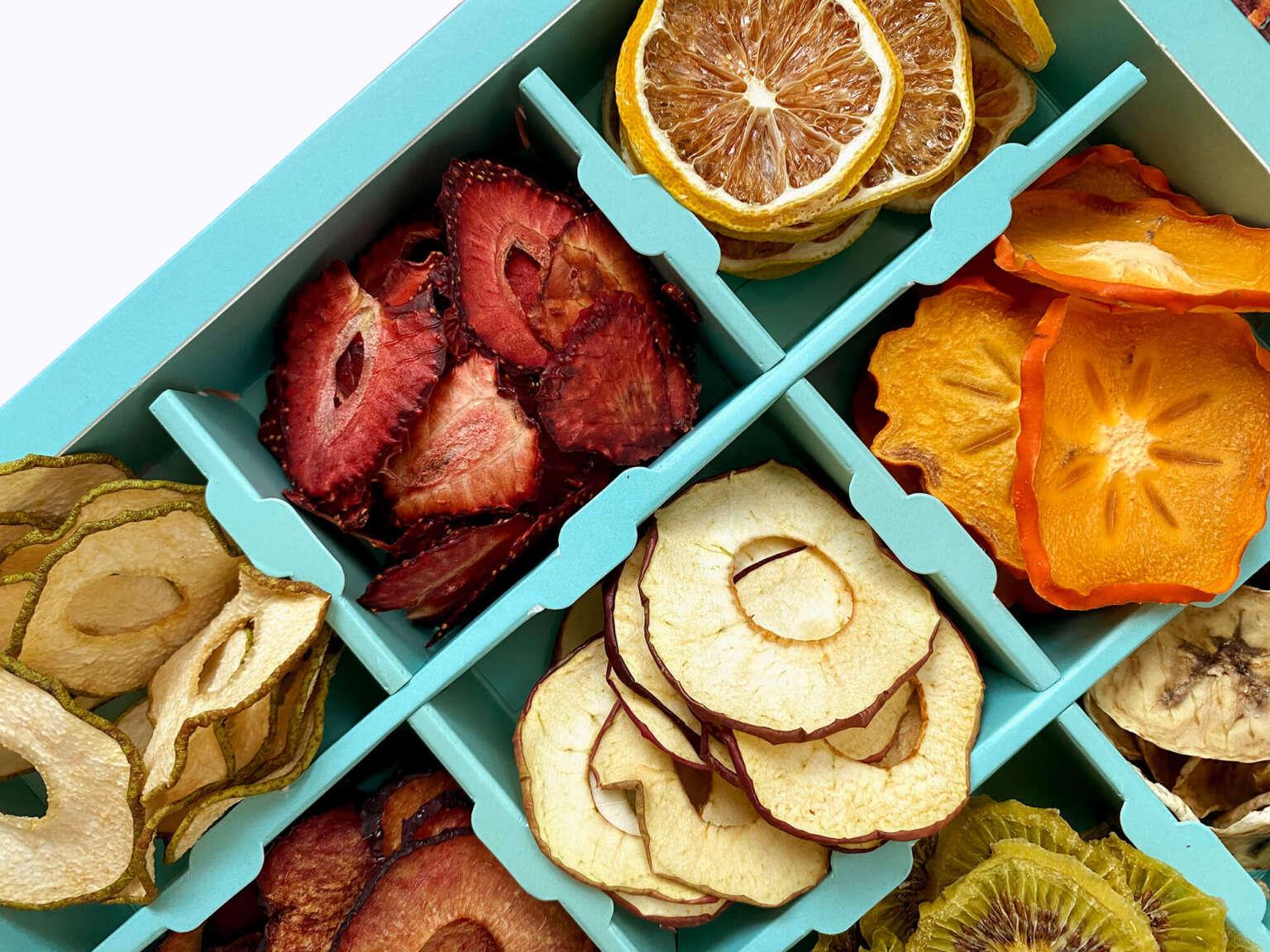 Caja con frutos secos como fresa, manzana, naranja, plátano